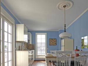 eine Küche mit blauen Wänden sowie einem Tisch und Stühlen in der Unterkunft Stilvoll Urlaub machen! in Dudenhofen