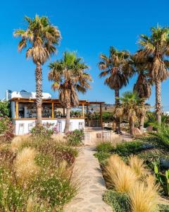 Um jardim em Sunset Studios & Rooms