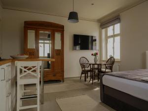 1 dormitorio con 1 cama, mesa y sillas en ferienwohnungen1886 en Borsdorf