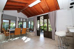 une cuisine et une salle à manger avec une table et des chaises dans l'établissement Villa Monterose, à Malija