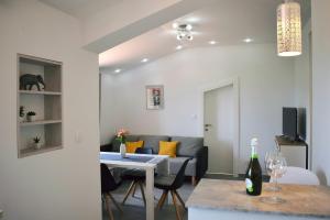 una sala de estar con un sofá y una mesa en Klikly, en Labin