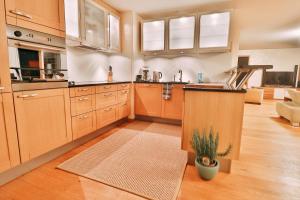Kuchyň nebo kuchyňský kout v ubytování Seehaus Lake View 3-Bedroom Apartment