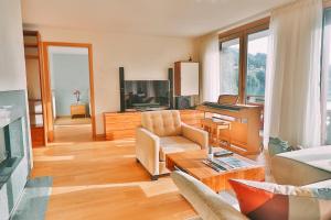 TV a/nebo společenská místnost v ubytování Seehaus Lake View 3-Bedroom Apartment