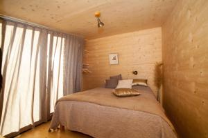 um quarto com uma cama com uma almofada em MAXI SONCE, Odprte vasi em Prvačina