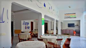 uma sala de jantar com mesas e cadeiras num edifício em Che Lagarto Hostel Porto de Galinhas em Porto de Galinhas