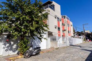 a motor scooter parked next to a building at Residencial 20m Praia Central & Frente Avenida in Bombinhas