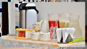 Comodidades para preparar café e chá em Che Lagarto Hostel Porto de Galinhas