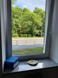a window with a box and a plate on a counter at Apartament Wrocławska blisko zamku Książ in Wałbrzych