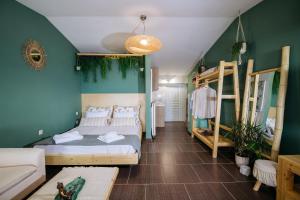 Postel nebo postele na pokoji v ubytování Boho Sea View Studio