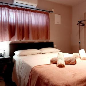 sypialnia z łóżkiem i dwoma ręcznikami na nim w obiekcie Etoile apartment w mieście Perissa