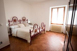 a bedroom with a bed and a window at Il Sasso di San Galgano in Chiusdino