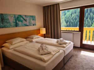 Ένα ή περισσότερα κρεβάτια σε δωμάτιο στο Hotel Zirbenhof