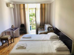 Postel nebo postele na pokoji v ubytování Hotel Dolphin Batumi