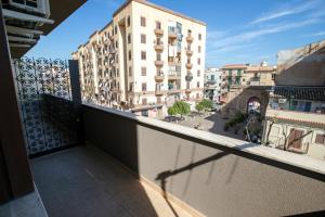 un balcón con vista a un edificio en B&B Azul, en Palermo