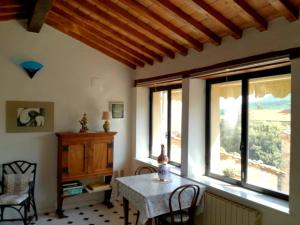 Posteľ alebo postele v izbe v ubytovaní Mansarda con solarium panoramico su centro storico di Sarteano vicino alle famose terme della Val d'Orcia