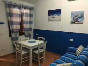 een woonkamer met een tafel en een bank bij CASA WELA OLBIA in Olbia
