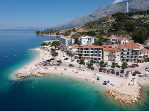 Una vista aérea de una playa con gente en el agua. en Villa NEDE, en Podgora