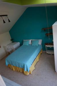 1 dormitorio con 1 cama con pared verde en el valle, en Murcia