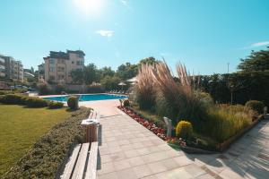 Bazén v ubytování Nobile apartment - Coral Residence complex with parking & pool nebo v jeho okolí