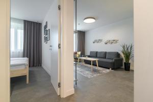 Postel nebo postele na pokoji v ubytování Nobile apartment - Coral Residence complex with parking & pool + 27 fotografií