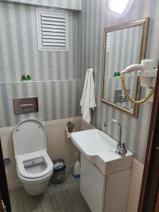 A bathroom at Gizem Pansiyon