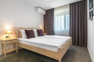 Postel nebo postele na pokoji v ubytování Nobile apartment - Coral Residence complex with parking & pool