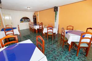 A restaurant or other place to eat at Hostal Rossy