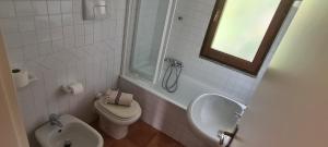 Koupelna v ubytování HOLIDAY HOME TORRE DELLE STELLE + 85 fotografií