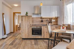 Kuchyň nebo kuchyňský kout v ubytování Oliva Vallis Apartments