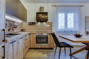 Kuchyň nebo kuchyňský kout v ubytování Oliva Vallis Apartments