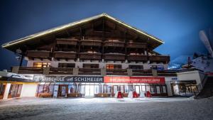 un gran edificio con nieve delante en Appartementhaus Am Gschwandtkopf, en Seefeld in Tirol