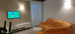 Televízia a/alebo spoločenská miestnosť v ubytovaní Apartman R&R,3 room apartman in the center Šibenik + 8 fotografií