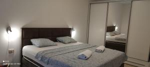 Posteľ alebo postele v izbe v ubytovaní Apartman R&R,3 room apartman in the center Šibenik
