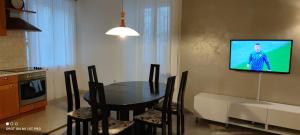 Televízia a/alebo spoločenská miestnosť v ubytovaní Apartman R&R,3 room apartman in the center Šibenik
