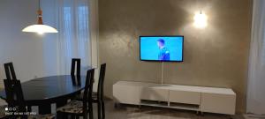 Televízia a/alebo spoločenská miestnosť v ubytovaní Apartman R&R,3 room apartman in the center Šibenik