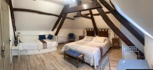 1 Schlafzimmer mit 2 Betten im Dachgeschoss in der Unterkunft Le Jaonnet in Nabirat