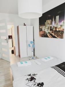 華沙的住宿－Apartament Centrum Jana Pawła II，卧室配有一张壁挂式海报的床