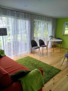 um quarto com uma cama, uma mesa e cadeiras em Abri de jardin em Vielsalm