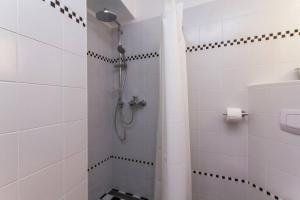 een badkamer met een douche en een douchegordijn bij Comfortable studio in old town in Labin