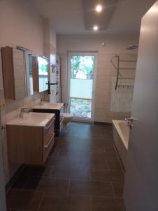 a bathroom with two sinks and a tub and a toilet at Therapiescheune Egsdorf - Monteurwohnungen in Egsdorf