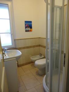 サントロペにあるVilla Playa del Sol -B3のバスルーム(トイレ、洗面台、シャワー付)