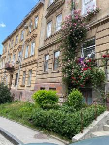 a building with flowers on the side of it at Izuminka v Centre Goroda in Lviv