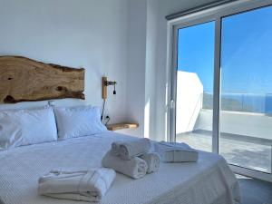 una camera da letto con un letto e asciugamani di Villa Ioanna oliveproject a Plakiás