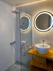 bagno con lavandino e specchio di Villa Ioanna oliveproject a Plakiás