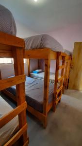 - deux lits superposés dans une chambre dans l'établissement Hostal a 10 min del centro de Veracruz, à Veracruz