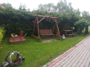 a park with a bench and a picnic table at Domek u Doroty Orelec k Soliny in Orelec +4 photos