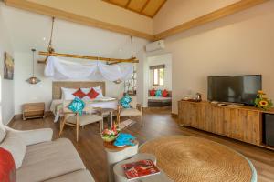 Uma TV ou centro de entretenimento em Pax Ana Doc Let Resort & Spa