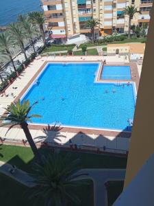 Bazén v ubytování HH Apartamento Algarrobo costa nebo v jeho okolí