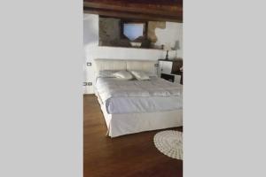 een slaapkamer met een bed en een spiegel bij Country flat Il Nido in Panicale