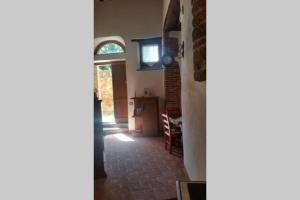 een hal van een huis met een deur en een raam bij Country flat Il Nido in Panicale